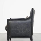 Unieke En Karaktervolle, Strakke Zwarte Art Deco Design Rundleren En Houten Armchair thumbnail 6