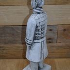 Wachter Terracotta Leger Armen Langs Zijn Zij thumbnail 6