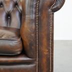 Donkere, Statige En Rustieke Rundleren Engelse Chesterfield Fauteuil Met Bolpootjes thumbnail 10