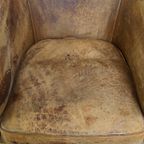 Positief Doorleefde Schapenleren Clubfauteuil Met Een Stoere En Sleetse Vintage Uitstraling thumbnail 6