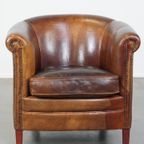 Tijdloze En Stoere Cognac-Kleurige Schapenleren Clubfauteuil Met Een Correcte Afwerking thumbnail 3