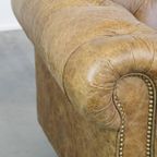 In Goede Staat Verkerende En Tijdloze Generfde Rundleren Chesterfield 2.5 Zits Bank Op Wieltjes thumbnail 13