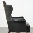 Grote Antieke Zwarte Engelse Rundleren Oorfauteuil Uit Eind 19e Eeuw Met Een Luxe Uitstraling thumbnail 4