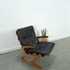 Zwart Leren Fauteuil Met Armleuningen En Houten Onderstel thumbnail 4