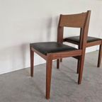 Een Paar Vintage Teakhouten Stoelen Met Zwart Skai Leer thumbnail 4