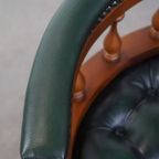 Stijlvolle Functionele Rundleren En Houten Donkergroene Chesterfield Bureaustoel Op Wieltjes thumbnail 8
