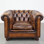 Luxe, Klassieke En Mooie Rundleren Engelse Chesterfield Fauteuil In Goede Staat thumbnail 3