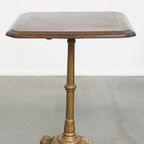 Stijlvolle Antieke Franse Bistro Tafel Met Een Sierlijke Goudkleurige Gietijzeren Poot thumbnail 11