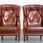 Comfortabele En Karaktervolle Set Van 2 Schapenleren Chesterfield Fauteuils Met Hocker thumbnail 3
