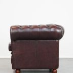 Karaktervolle Donkerrode Engelse Rundleren Chesterfield Fauteuil Met Een Comfortabele Zit thumbnail 6