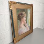 Marguerite Reh - Pastel - Dame Die Uit Het Raam Kijkt thumbnail 4
