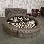 Chesterfield Bed Rond – Vintage Bruin thumbnail 5
