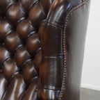 Donkerbruine, Sierlijke Rundleren Chesterfield Oorfauteuil In Een Klassieke Engelse Stijl thumbnail 15