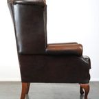 Prachtige Engelse Donkerbruine Rundleren Chesterfield Oorfauteuil Met Sierlijke Pootjes thumbnail 4