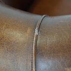 Schapenleren Clubfauteuil In Een Charmante Cognac Kleur En Afgewerkt Met Biezen Op De Rugleuning thumbnail 12
