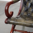 Elegante Groene Rundleren Engelse Chesterfield Fauteuil Met Een Sierlijke Afwerking Met Hout thumbnail 7