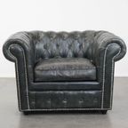 Tijdloze En Klassieke Ruime Zwarte Chesterfield Fauteuil Van Karaktervol Generfd Rundleer thumbnail 3