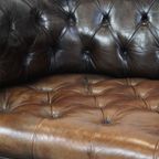 Zeer Luxe, Antieke Rundleren 3 Zits Chesterfield Bank Met Een Uniek Karakter En Een Uitmuntend Pa thumbnail 11