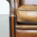 Stoere Cognac-Kleurige Schapenleren Oorfauteuil Met Een Comfortabele Zit En Afgewerkt Met Zwarte thumbnail 11