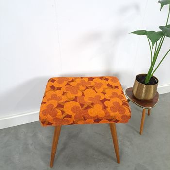 Houten Kruk Met Oranje Bloemen Vintage