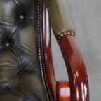Elegante Groene Rundleren Engelse Chesterfield Fauteuil Met Een Sierlijke Afwerking Met Hout thumbnail 6