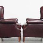 Set Van 2 Mooie En Comfortabele Bordeauxrode Rundleren Oorfauteuils + Hocker In Engelse Stijl thumbnail 4