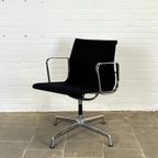 Vitra Ea 108 Zwarte Design Stoel, Ontworpen Door Charles & Ray Eames thumbnail 2