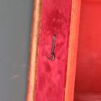 Antieke Wandvitrine – Goudkleurig Hout En Rood Fluweel thumbnail 8