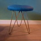 Retro Vintage Ronde Kruk, Blauwe Stoffering, Hairpinlegs thumbnail 12