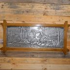 Eiken Lijst Met Een Bewerkte Aluminium Plaat Landschap thumbnail 3