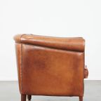 Comfortabele Cognac-kleurige Engelse Rundleren Clubfauteuil Met Een Afwerking Met Siernagels thumbnail 4