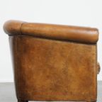 Karaktervolle Vintage Clubfauteuil Van Schapenleer Met Een Afwerking Met Siernagels thumbnail 8
