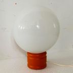 Mushroom Lamp Met Oranje Houten Voet En Wit Glazen Bol thumbnail 4