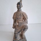 Knielende Chinese Krijger Beeld Gepatineerde Terracotta thumbnail 8