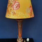 Vintage Lamp Op Gestoken Houten Voet En Satijnen Kap thumbnail 2