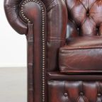 Karaktervolle Donkerrode Engelse Rundleren Chesterfield Fauteuil Met Een Comfortabele Zit thumbnail 11