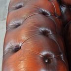 Comfortabele En Karaktervolle Donkerrode Engelse Rundleren Chesterfield Fauteuil Met Bolpootjes thumbnail 8