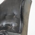 Grote Antieke Zwarte Engelse Rundleren Oorfauteuil Uit Eind 19e Eeuw Met Een Luxe Uitstraling thumbnail 11