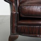 Luxe, Warm Gekleurde, Bruine Rundleren Chesterfield Oorfauteuil Met Unieke Details thumbnail 10