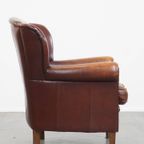 Karaktervolle Schapenleren Oorfauteuil Met Een Donkere Warme Kleurstelling En Een Prachtig Patina thumbnail 4