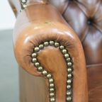Klassieke Vintage Rundleren Engelse Chesterfield Oorfauteuil In Een Lichte Cognac Kleur thumbnail 13