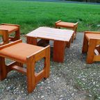 Vintage Houten Krukjes Met Oranje Bekleding Met Tafel thumbnail 6