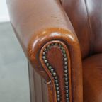 Schapenleren Clubfauteuil In Een Charmante Cognac Kleur En Afgewerkt Met Biezen Op De Rugleuning thumbnail 10