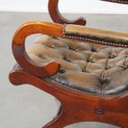 Karaktervolle Groene Vintage Rundleren Engelse Chesterfield Fauteuil Met Een Sierlijke Vormgeving thumbnail 12