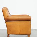 Mooie Schapenleren Design Armchair Met Een Luxe Afwerking Met Donkerbruine Biezen thumbnail 2
