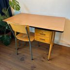 Vintage Houten Bureau Met Formica Tafelblad En Lades thumbnail 4