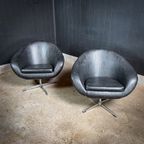 Set Van 2 Zwart Skai Leren Design Fauteuils – Rondo Swivel Door Folke Jansson Voor Sm Wincrantz 1 thumbnail 2