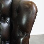 Mooie Donkerbruine Vintage Rundleren Chesterfield Oorfauteuil Met Een Mooi Patina thumbnail 11