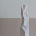 Sculpturale Vaas In Mat Wit Keramiek. Uniek Geplooid Design. H: 40cm thumbnail 8
