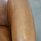 Charmante En Comfortabele Rundleren Clubfauteuil In Een Mooie Lichte Cognac Kleur thumbnail 9